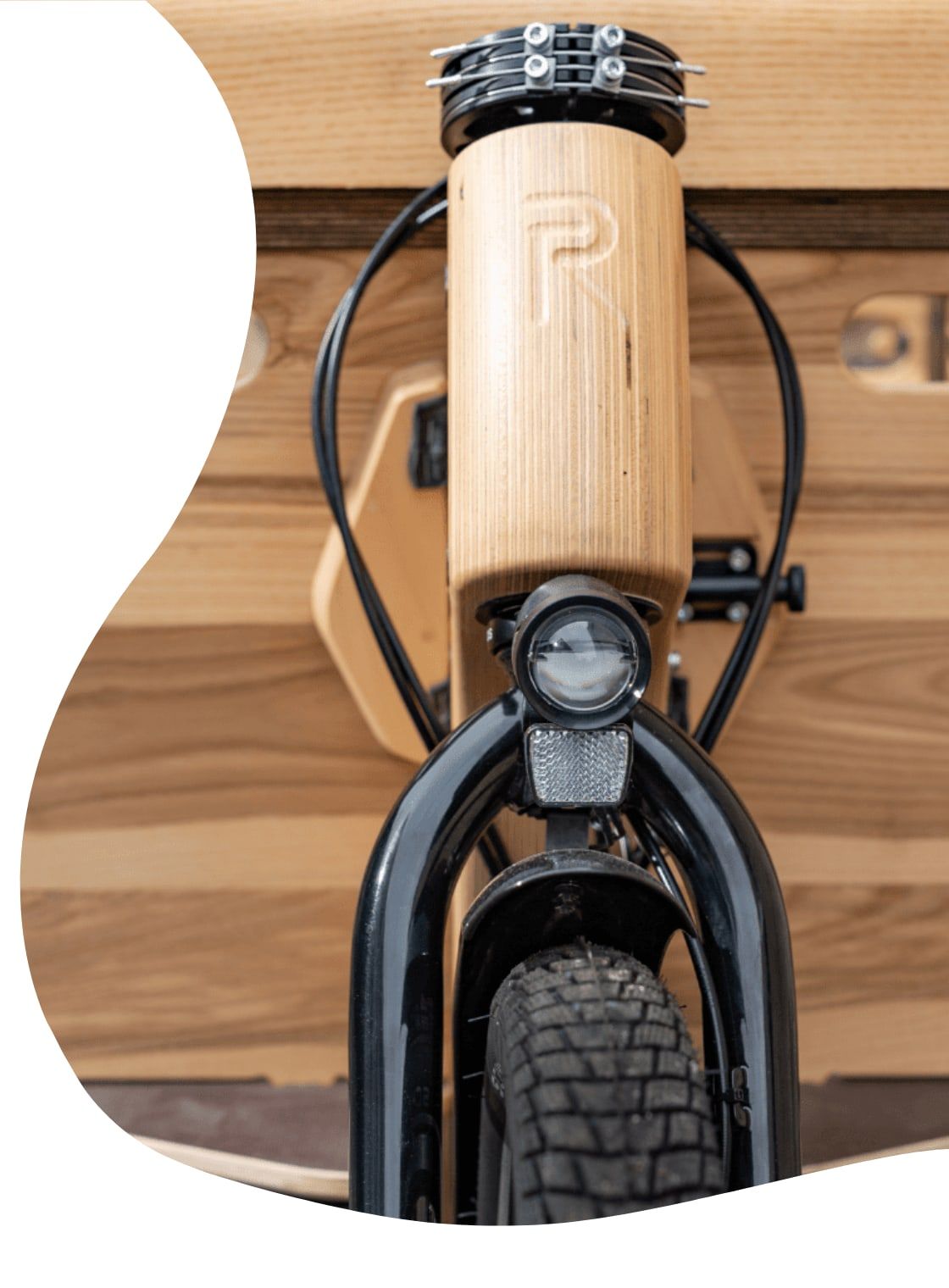 Detail eines rethink Lastenrads: Lenkkopf aus Holz mit Scheinwerfer