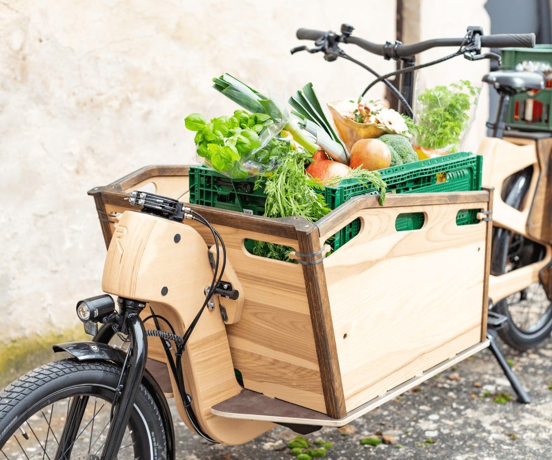 Gemüsekiste in der Holz-Transportbox des Lastenrads