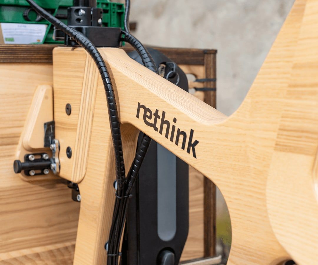 Detail des Holzrahmens mit rethink-Schriftzug