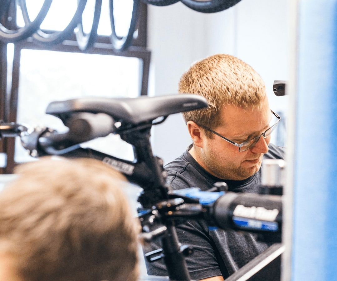 Mechaniker montiert ein Rad in der Werkstatt