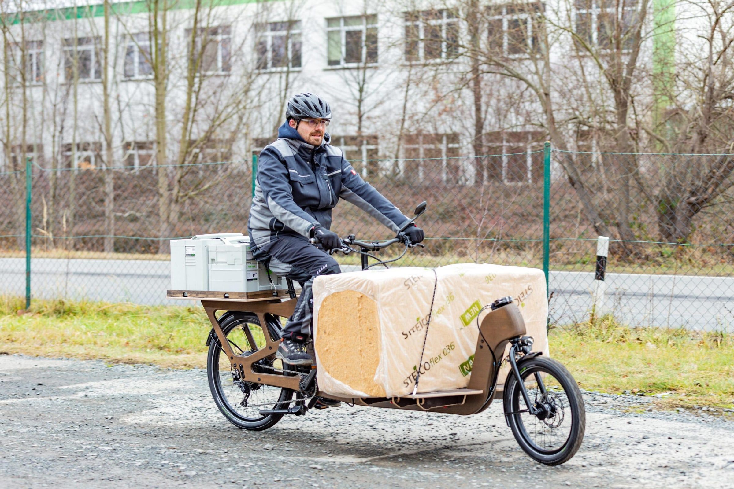 Fahrer mit beladenem Lastenrad auf einem Übungsparcours