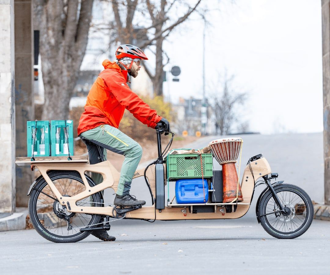 Voll beladenes Lastenrad LJ215 mit Kisten und Instrumenten