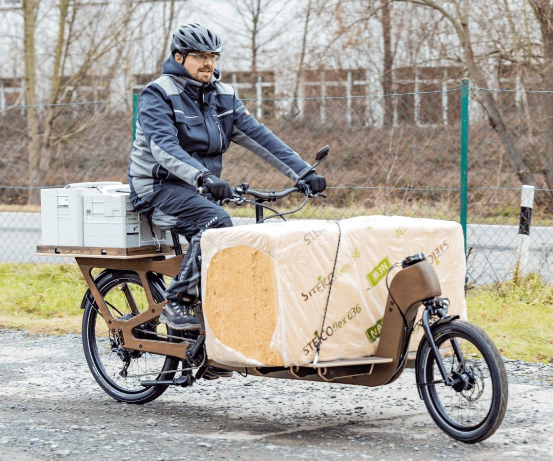 Lastenrad mit großer Ladung auf der Transportfläche